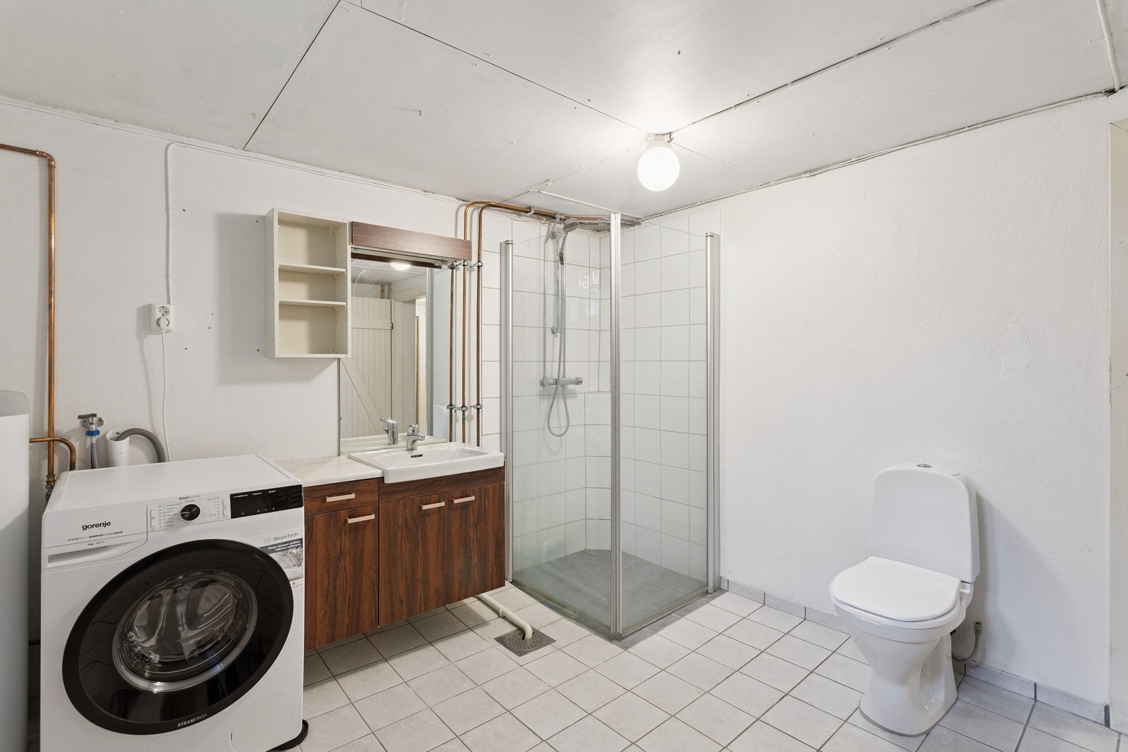 Rommet fungerer som en kombinasjon av bad og vaskerom. Innredning er ikke omsøkt. Galleribilde