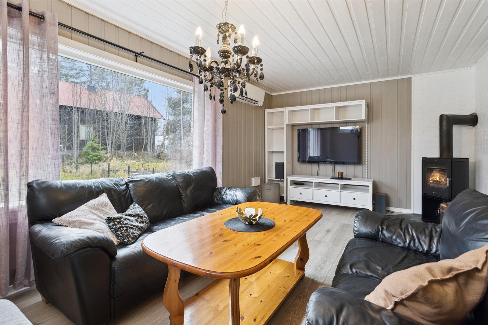 Vedovnen gir en lun atmosfære og god tilleggsvarme på kalde dager. Det er i tillegg installert varmepumpe. Galleribilde