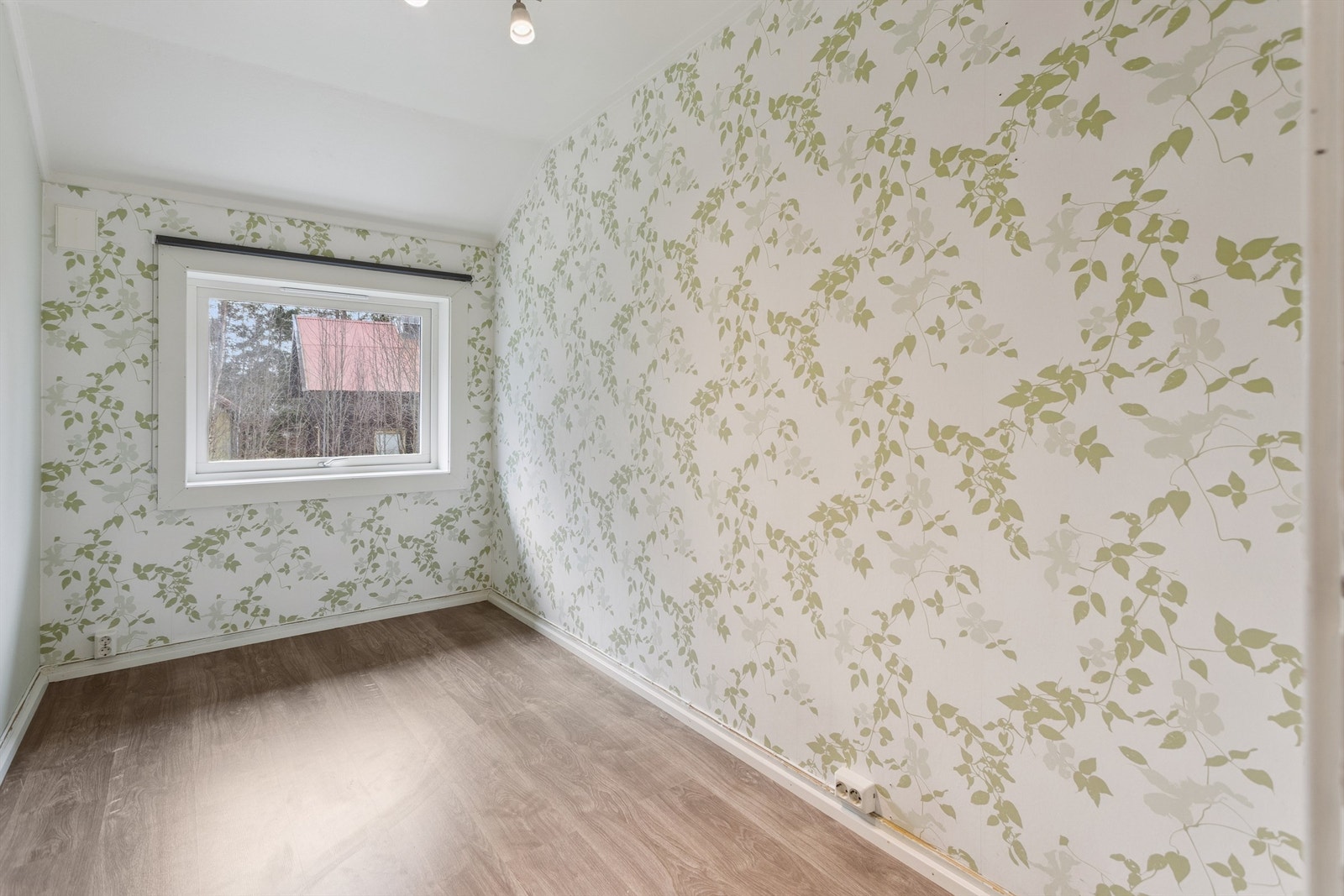 Et av boligens soverom, enkelt å møblere som barnerom, gjesterom eller kontor. Galleribilde