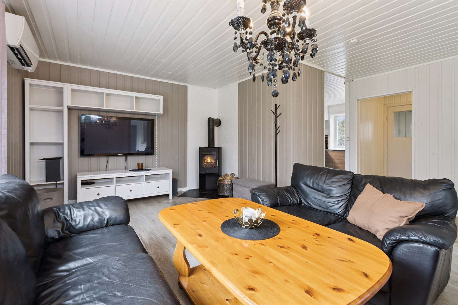 Tidsmessig farge- og materialvalg i oppholdsarealet. Galleribilde