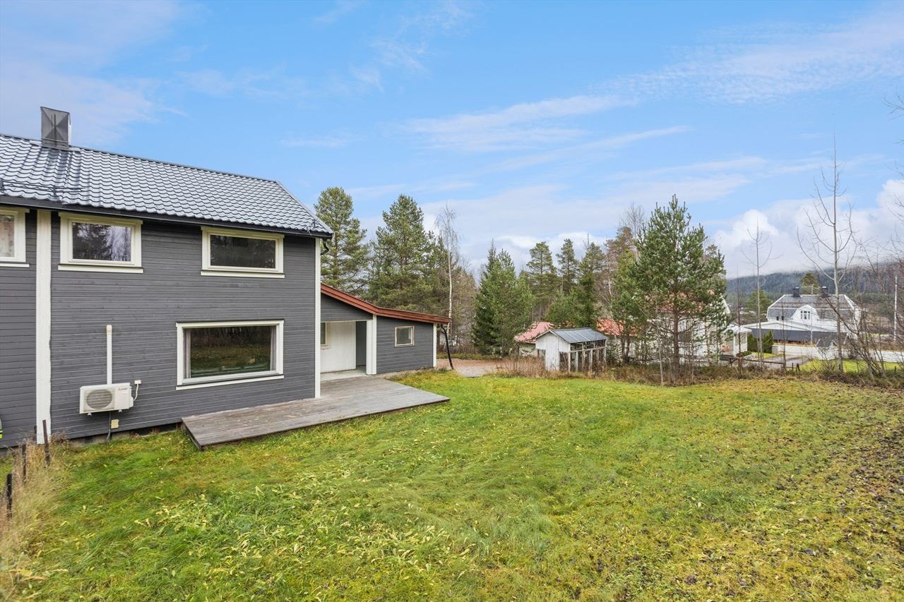 Hagen gir rikelig med plass for utendørsaktiviteter. Terrasseplatting fra 2020. Galleribilde