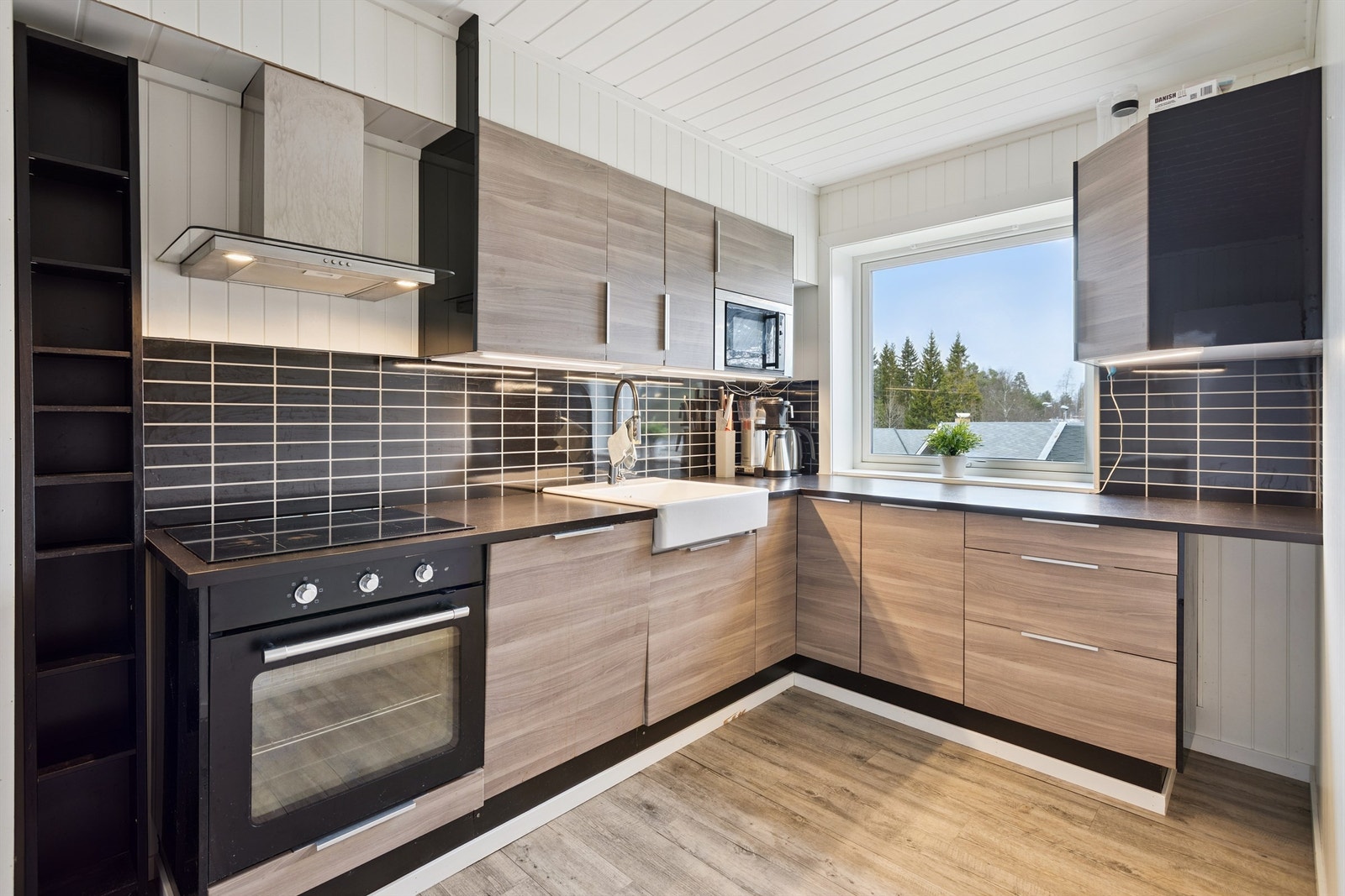 Godt med benke- og skapplass. Porselensvask. Praktiske kitchen-boards mellom benk og overskap. Galleribilde