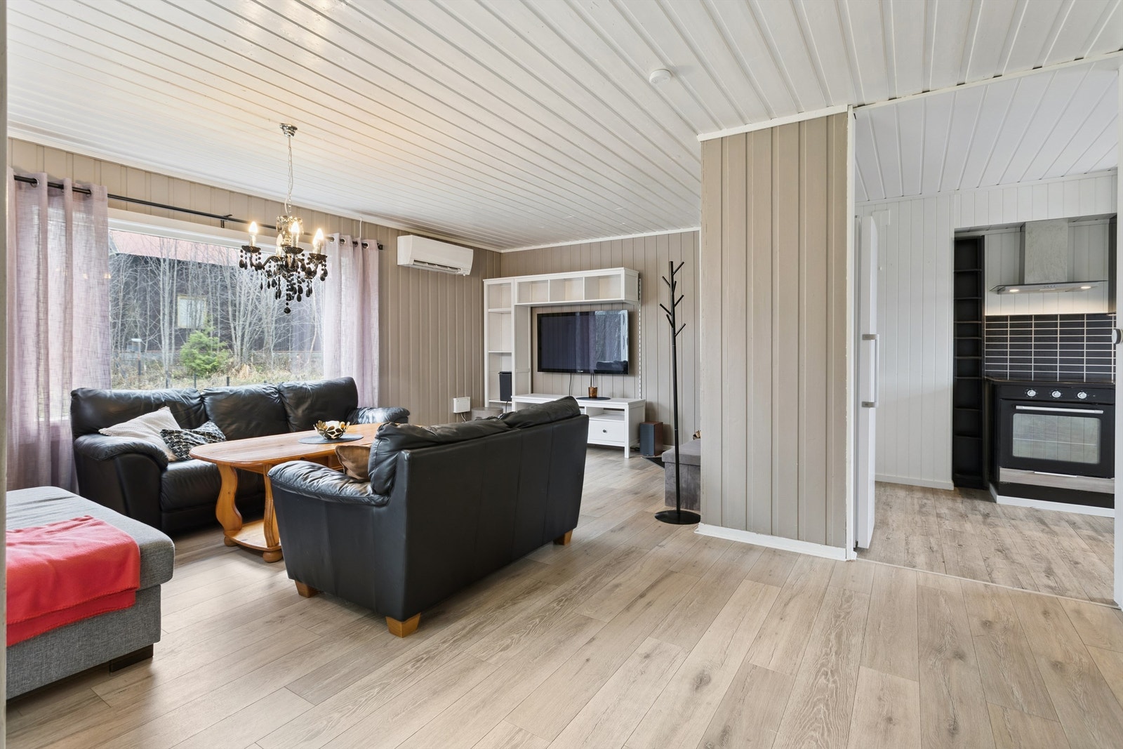 Stuen er romslig og har en åpen løsning mot kjøkkenet. Galleribilde