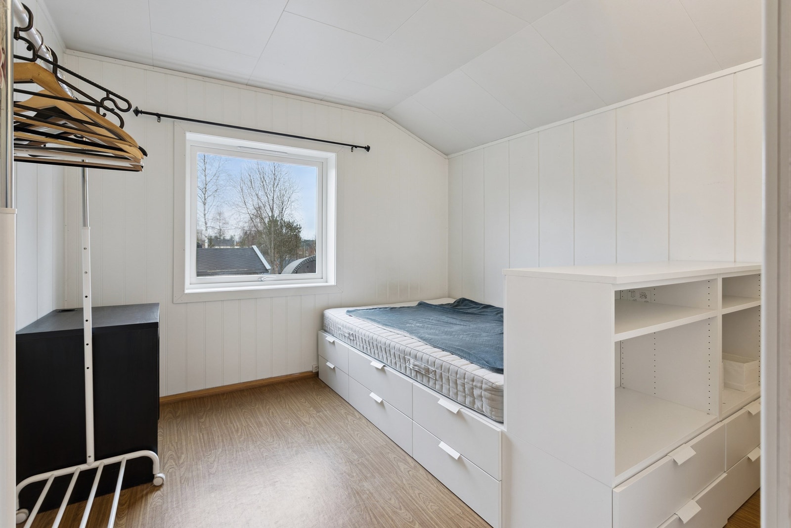 Boligen har totalt fire soverom fordelt på to etasjer. Galleribilde