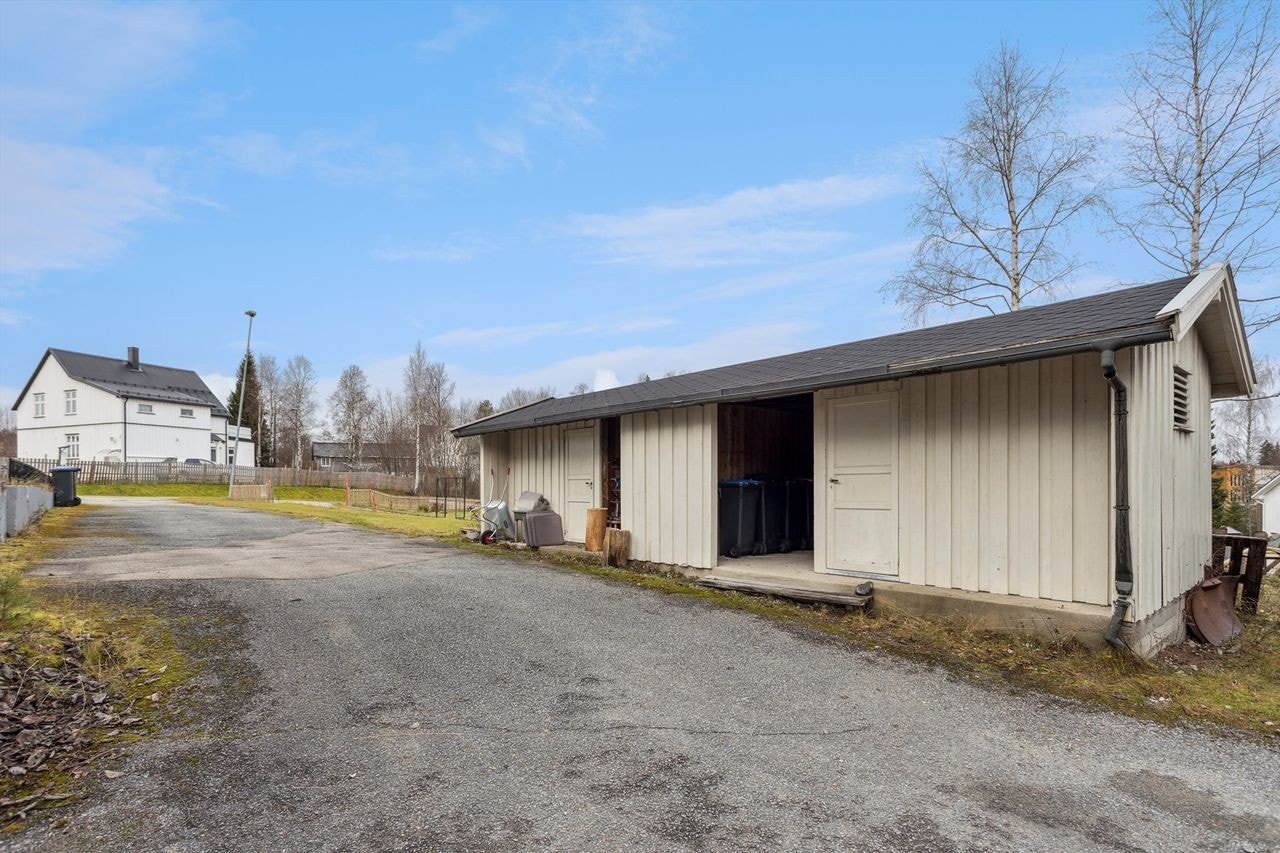 Eiendommen disponerer uthus sammen med nabo. Bygget står på nabotomt, men det er tinglyst bruksrett til østre del for denne eiendommen. Galleribilde