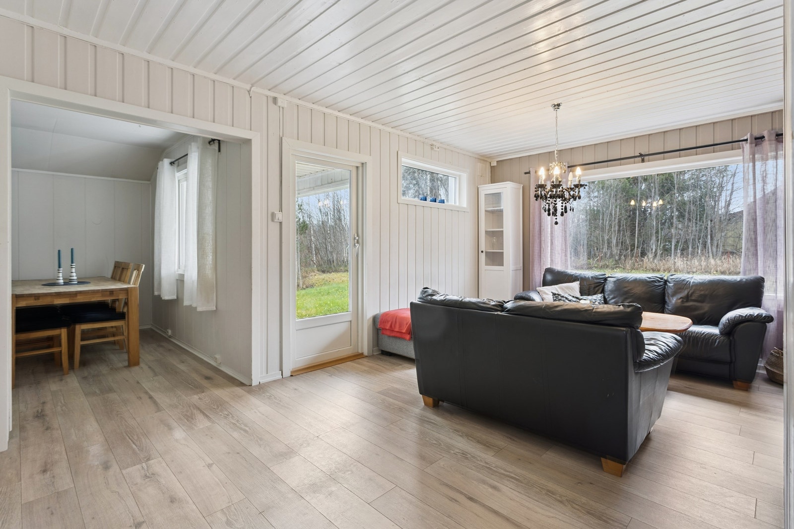 Fra stuen er det direkte utgang til terrassen og hagen. Galleribilde