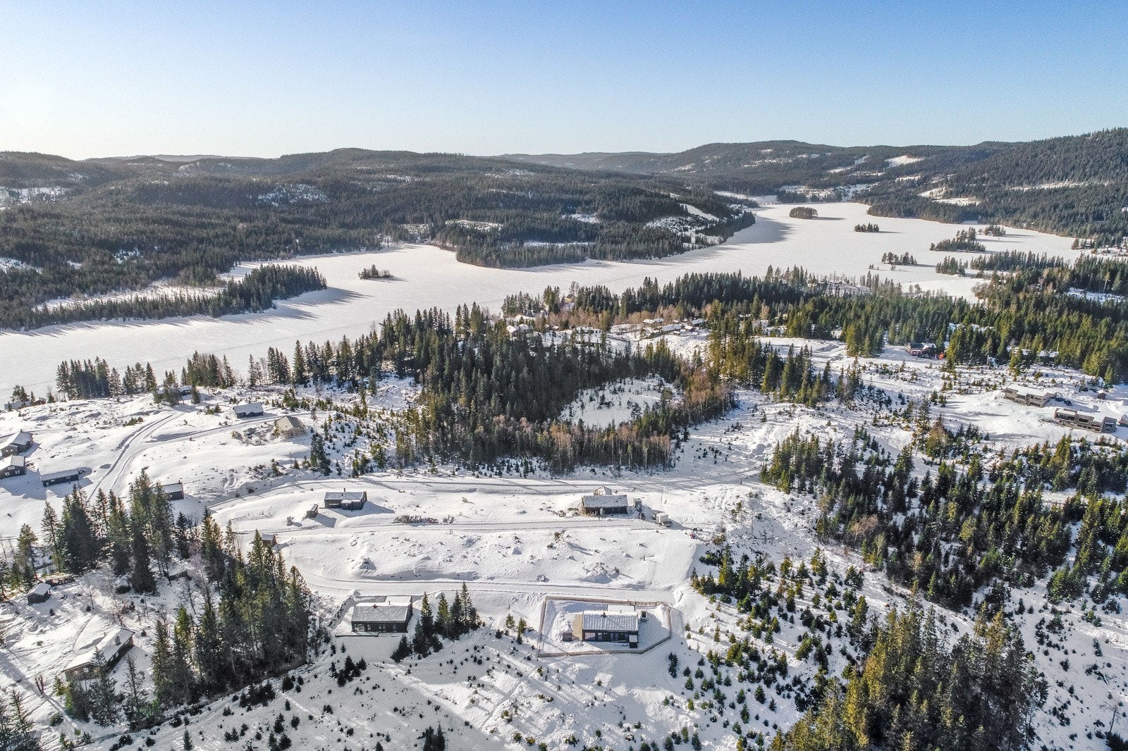 Fra Oslo-området er du på eiendommen etter en drøy time i bil, oppkjøring til fjellet fra østsiden v/Grua. Galleribilde