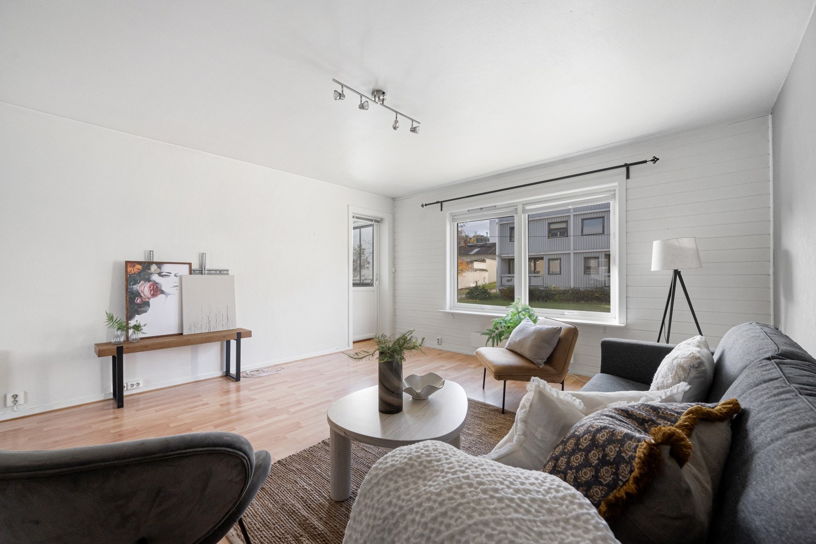 Fra stuen er det utgang til innglasset balkong Galleribilde