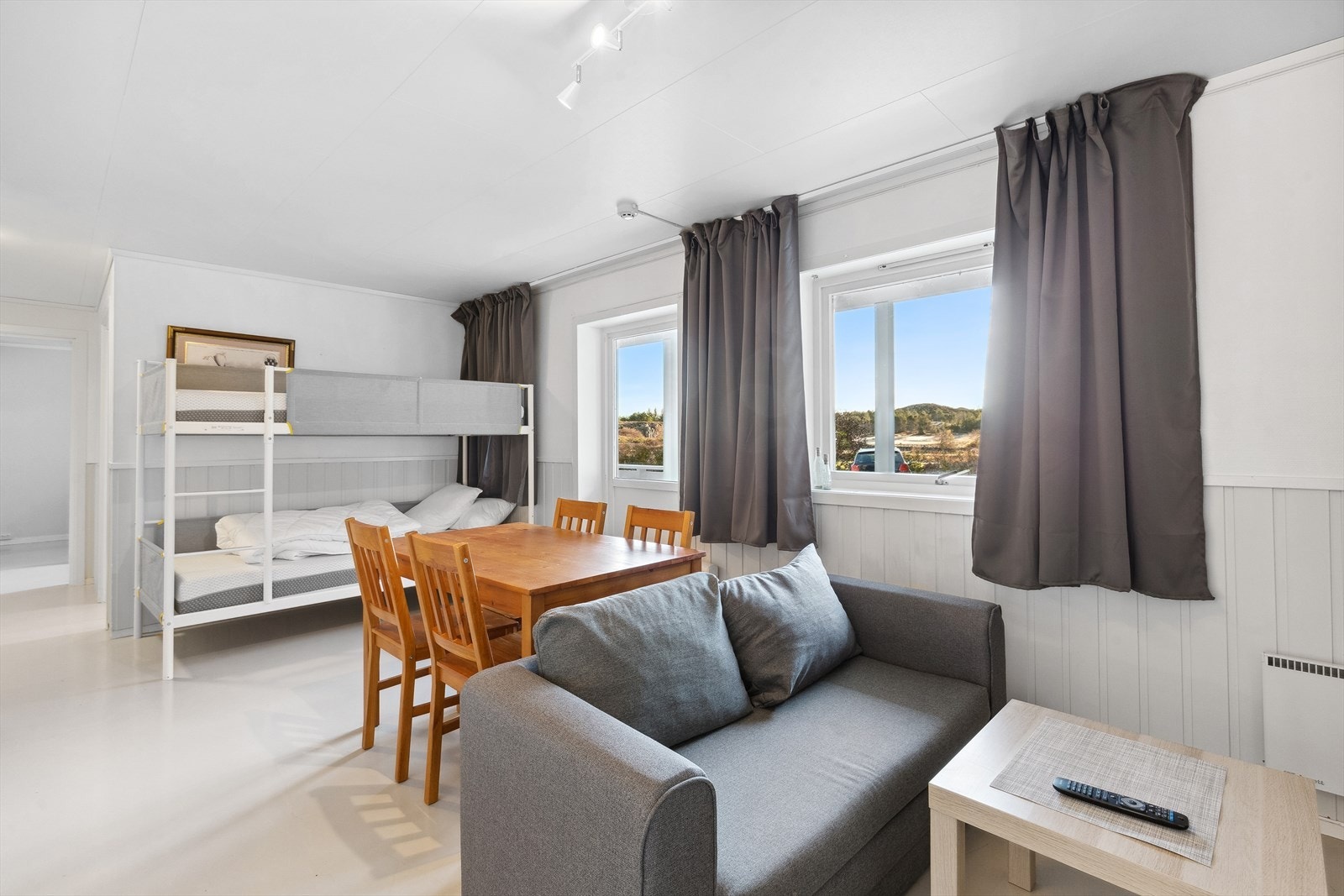 Malt parkettgulv, malte strier på vegger og malte plater i himling Galleribilde