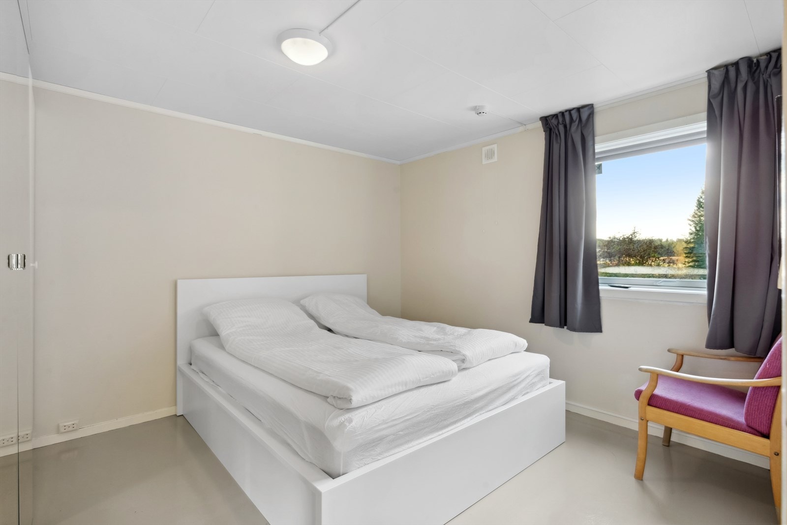 Romslig soverom med garderobeskap Galleribilde