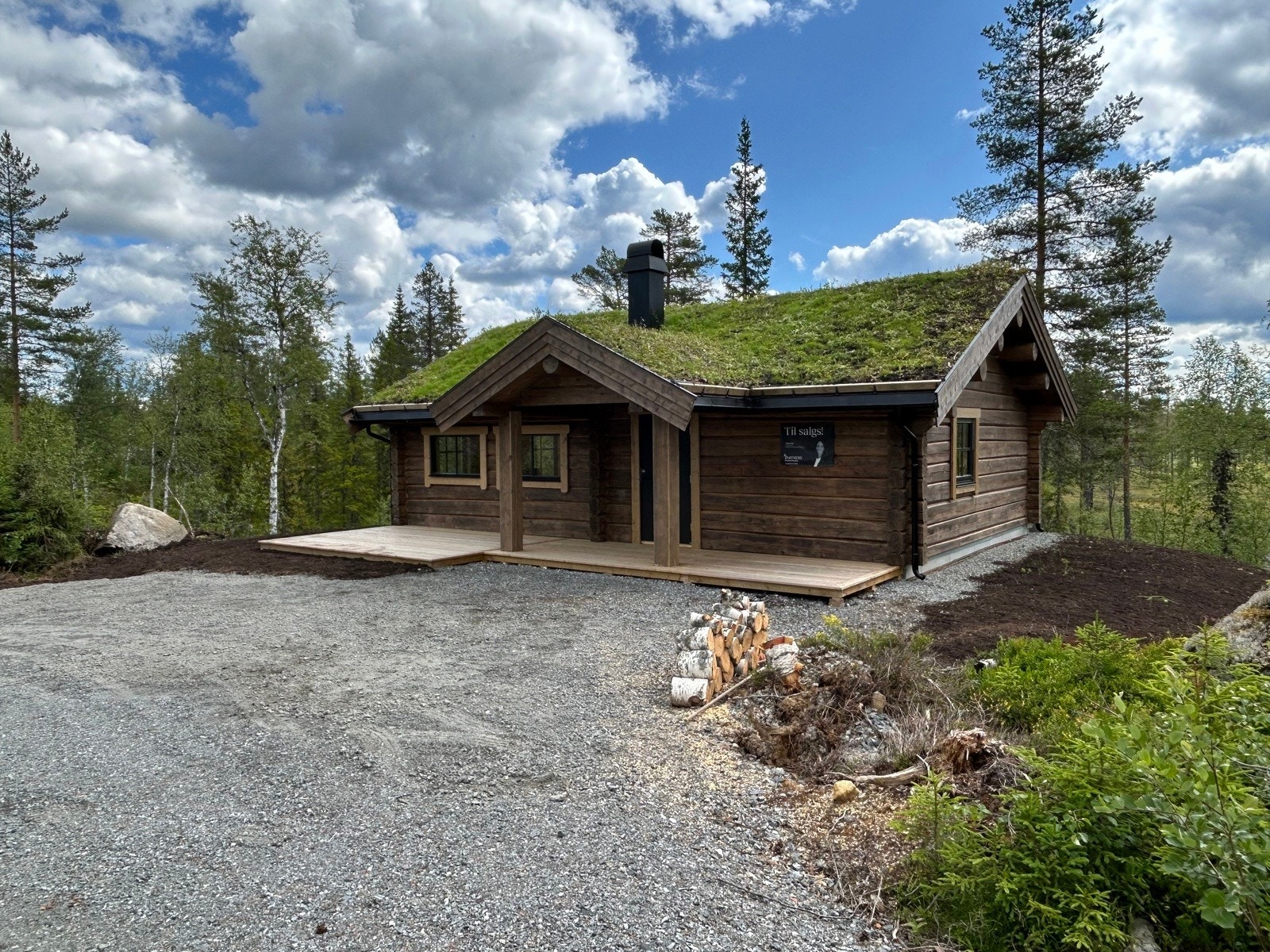 Dette er en nybygd, flott laftet hytte i fantastisk friluftsområde i Grevsjølia på Veståsen Galleribilde