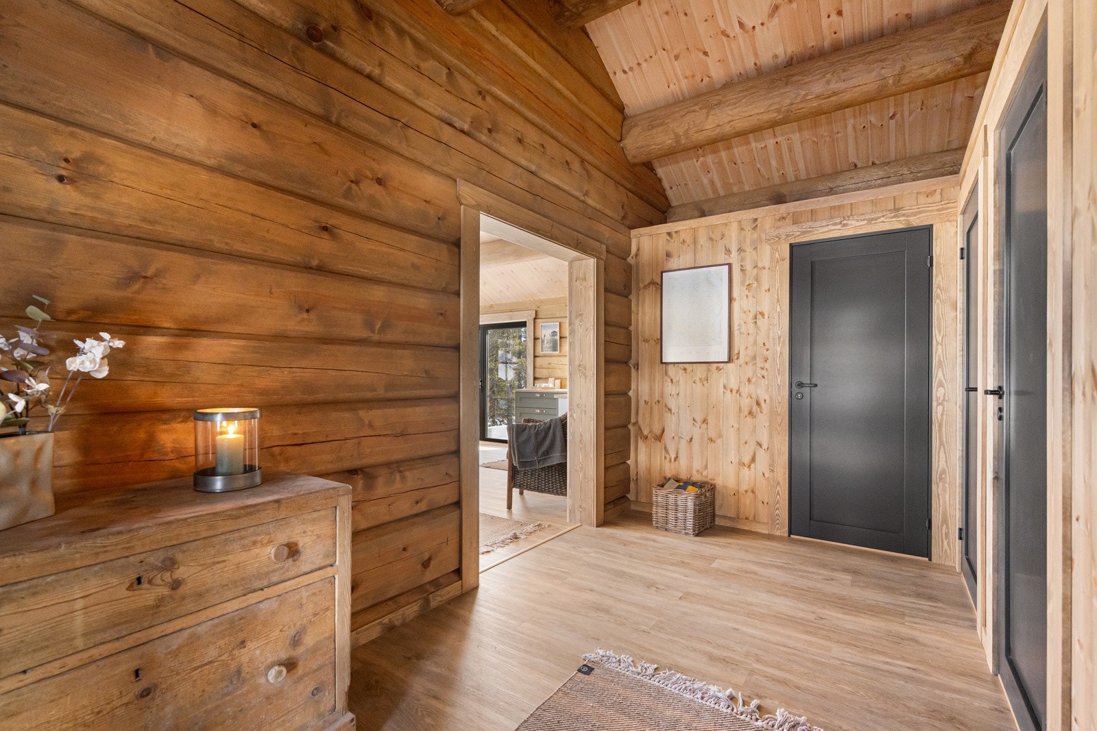 Innvendig har hytta en delevegg i tømmer som skiller stue og gang, ellers består vegger av bindingsverk kledd med glattpanel, som gir et stilrent og naturlig uttrykk Galleribilde