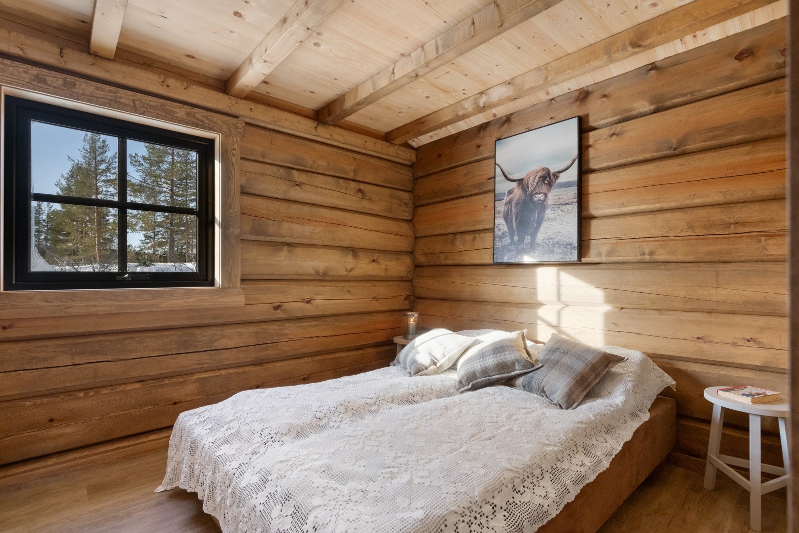 Hytta har to gode soverom, som gir god plass til ro og avslapning. Galleribilde