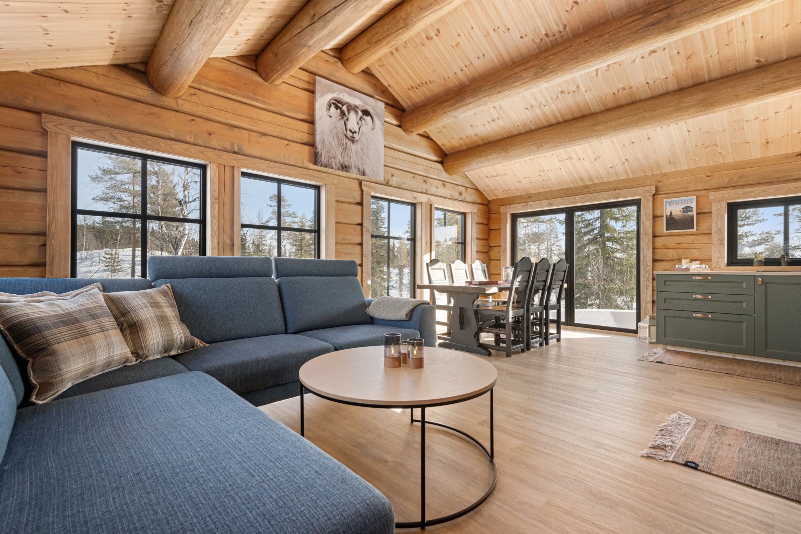 Det slippet godt med dagslys inn fra vinduene Galleribilde