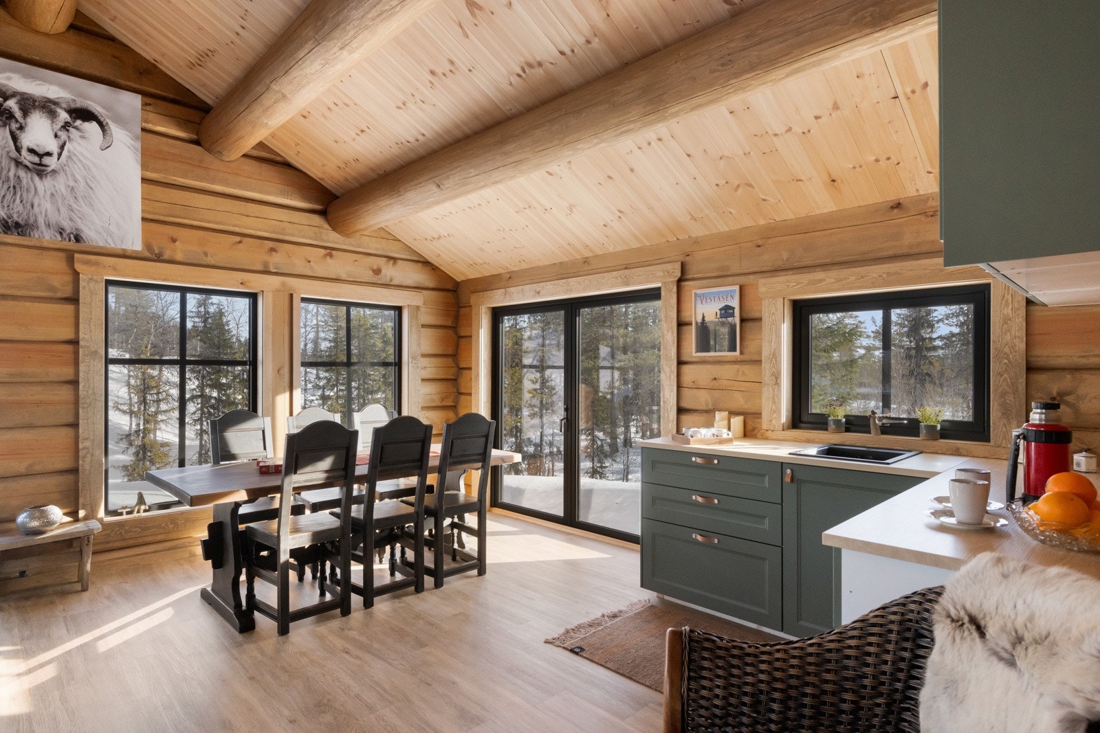 Her er det plass til både spisebord, sofa og sittemøbler, noe som gjør det til et ideelt rom for koselige måltider og spillkvelder Galleribilde