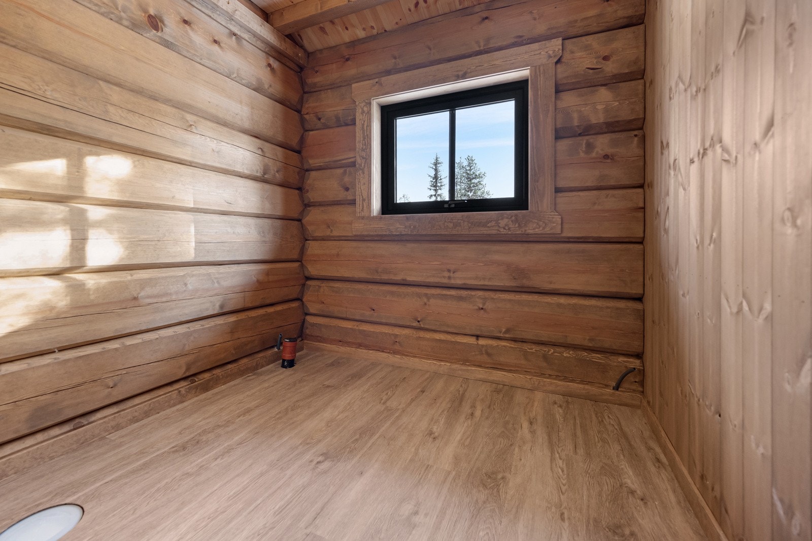 Badet er klargjort for både vask, dusj og forbrenningstoalett Galleribilde