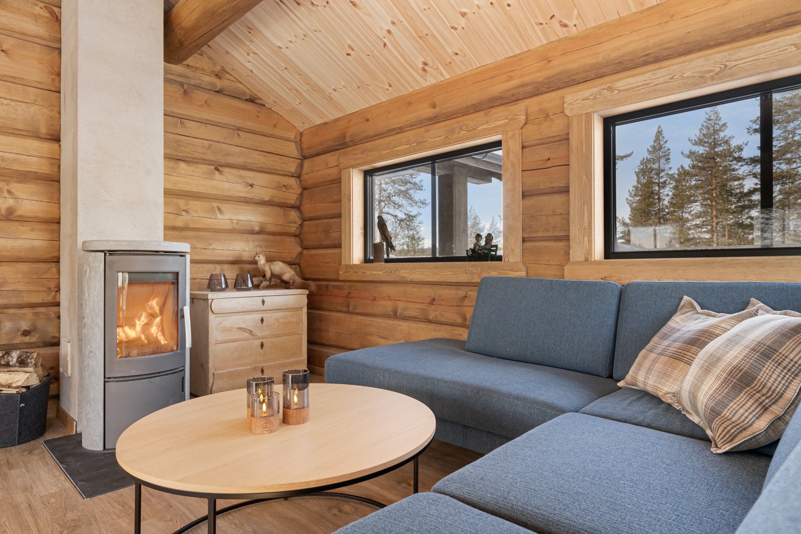 Stuen har pusset elementpipe og peisovn med glassdør, som gir både varme og en god atmosfære. Galleribilde