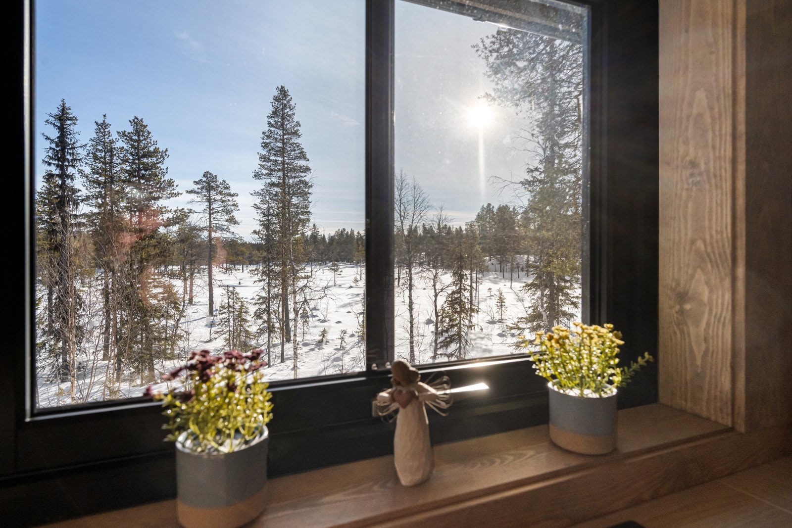 Denne hytta gir deg muligheten til å oppleve naturens ro og skjønnhet, samtidig som du har en flott og funksjonell hytte å komme hjem til Galleribilde