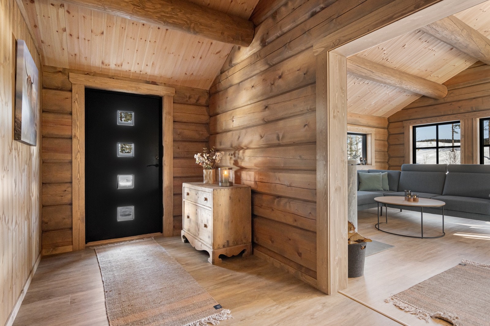 Håndlaftet med tømmer fra lokal skog, laftet på Dokka Galleribilde