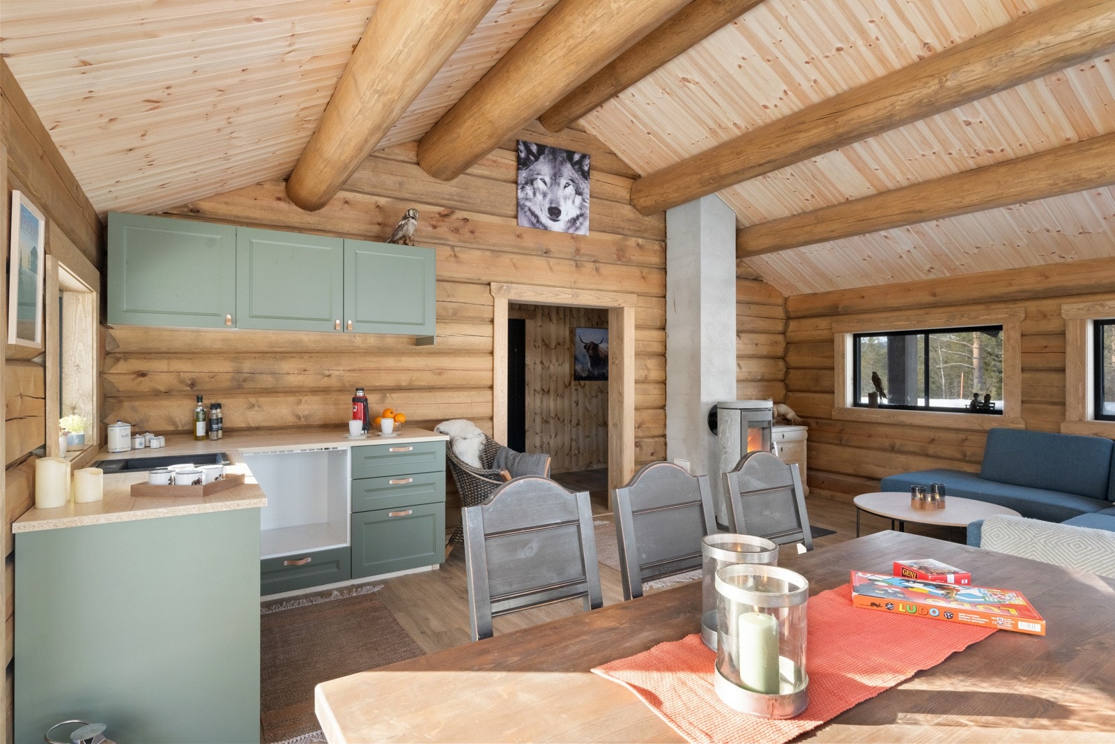 Kjøkkenet er utstyrt med innredning fra Ikea og Axstad fronter, og er klargjort for integrert komfyr og topp, samt plass til frittstående kjøleskap Galleribilde