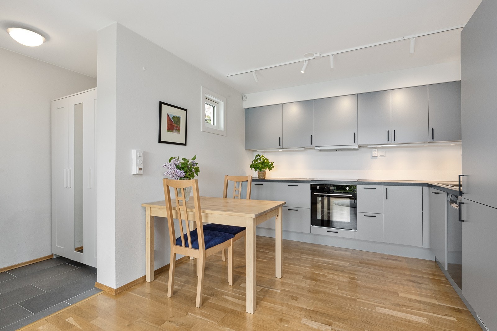 Hybelen har egen flislagt entré med utgang Galleribilde