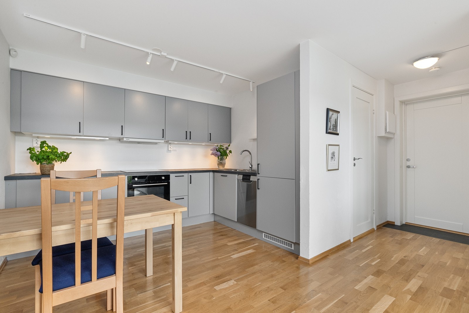 Fra trappehallen er det dør til boligens 2-roms hybel med nytt kjøkken fra 2023 Galleribilde