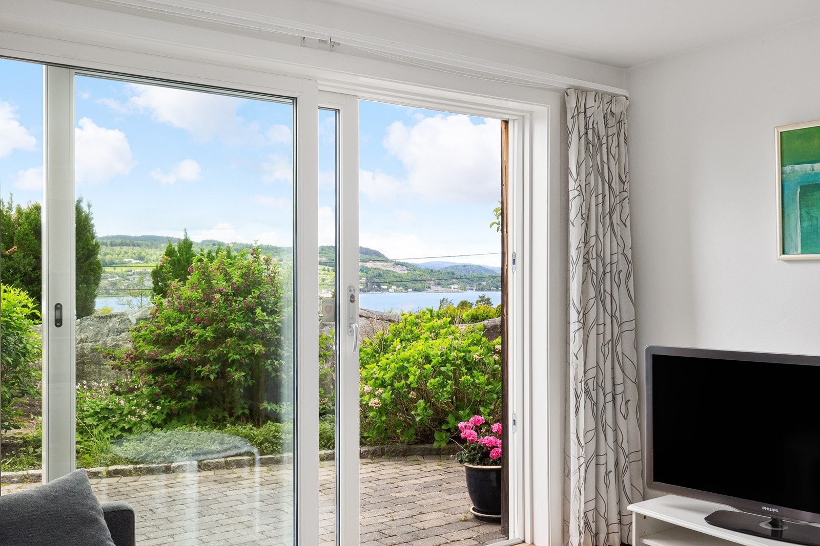 Utgang fra stue i hybel til steinsatt uteareal Galleribilde