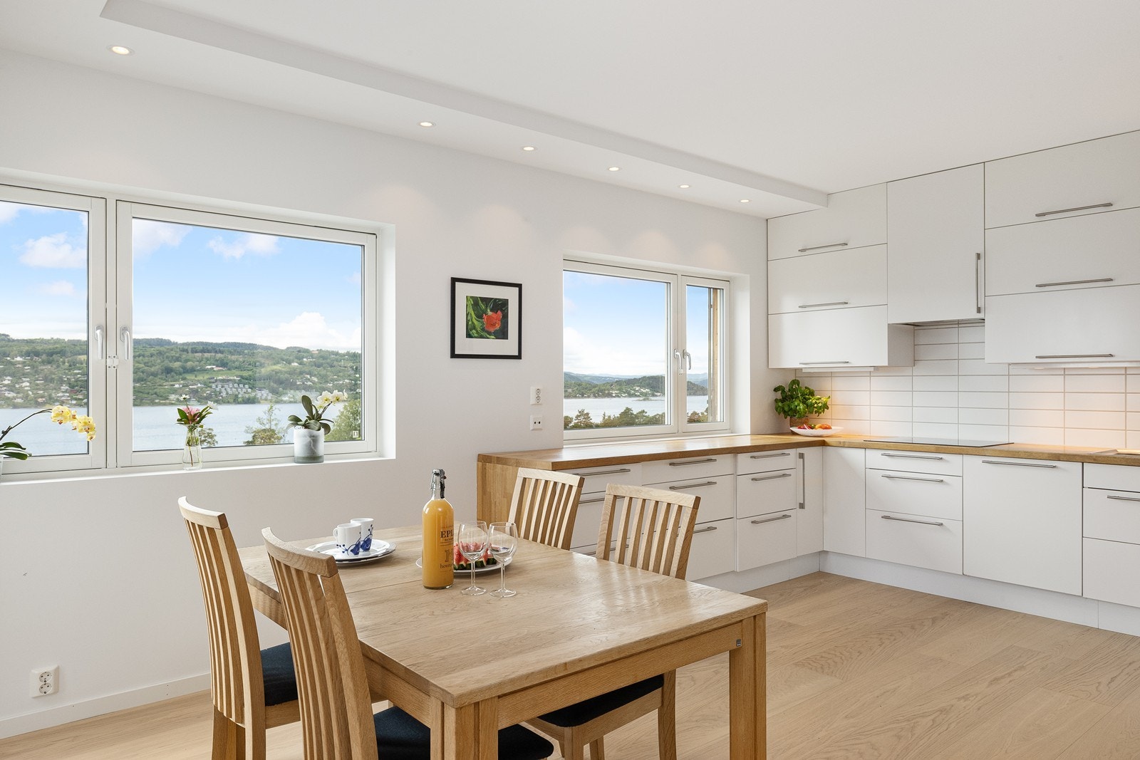 Kjøkkenet har gode vindusflater som gir flott romfølelse og ivaretar den fantastiske fjordutsikten Galleribilde