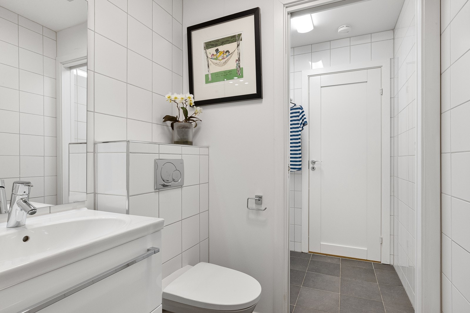 Praktisk kombinert wc-rom og vaskerom, dog adskilt med dør mellom. Bakenforliggende teknisk rom Galleribilde