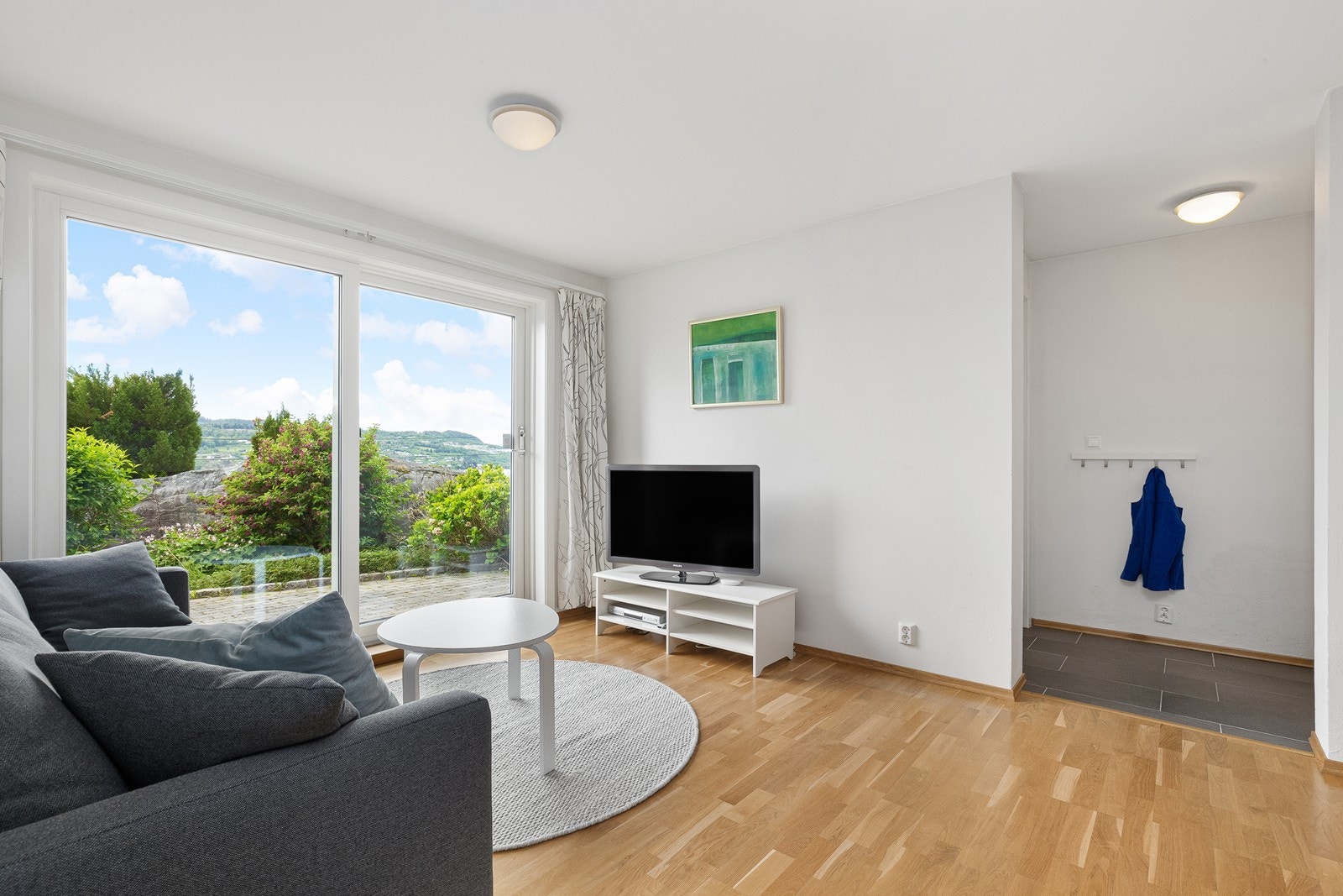 Lys og fin stue i hybel med trestavs gulv og malte slette vegg/takflater Galleribilde