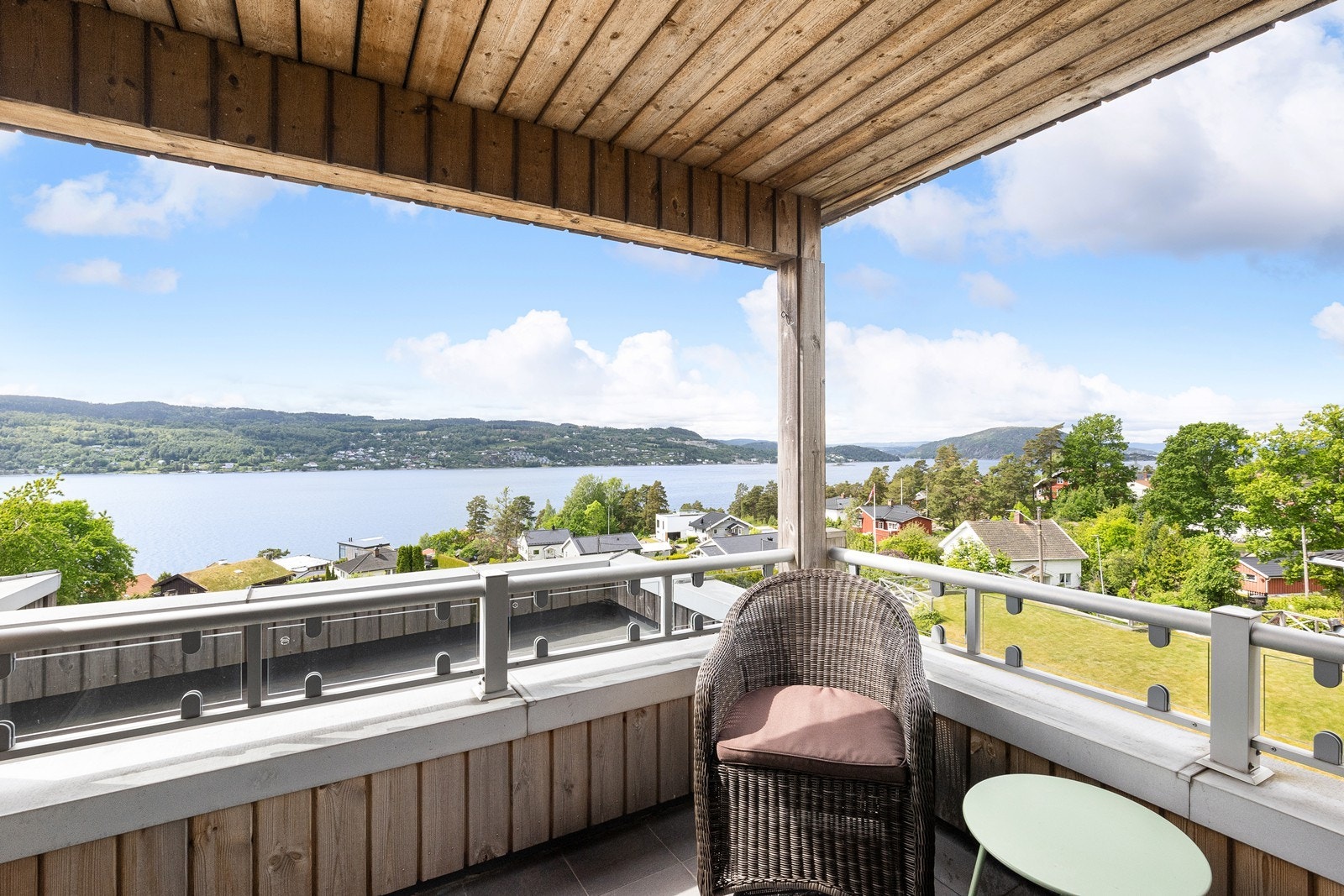 Overbygget terrasse mot nordvest, med kveldssol og utsikten innover Oslofjorden Galleribilde