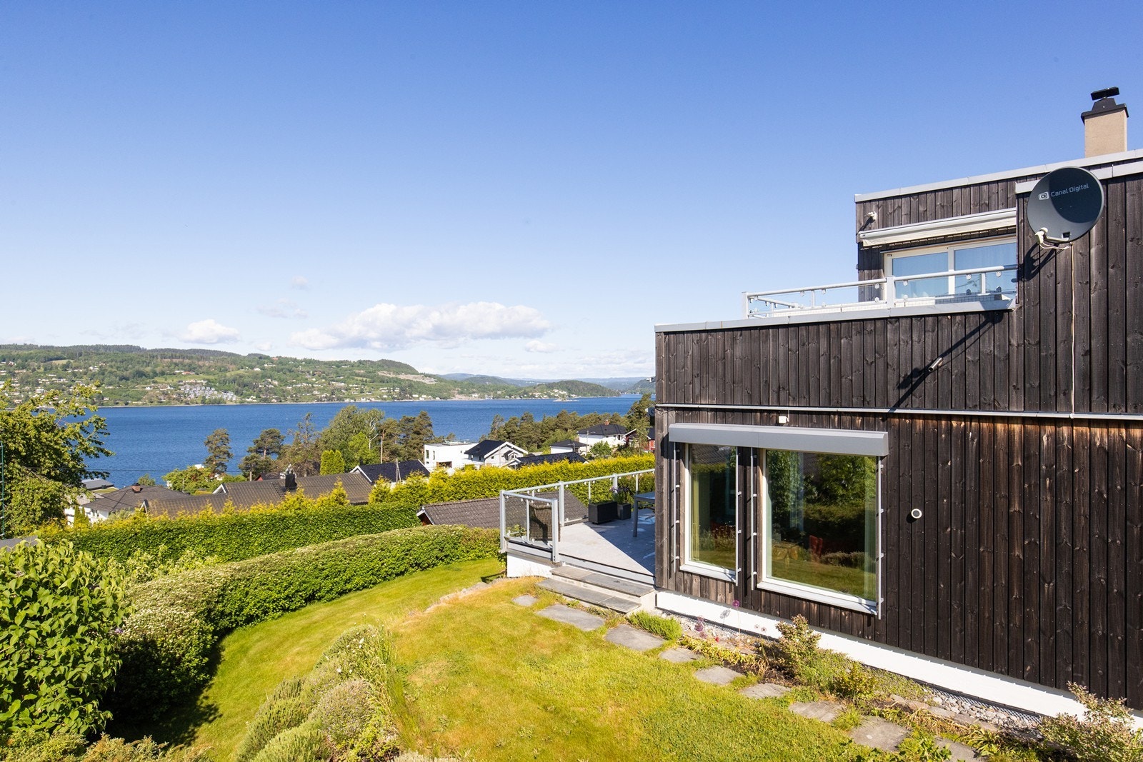 Trebindingsverksvegger med utvendig vedlikeholdsvennlig panel-kledning av type Kebony Galleribilde