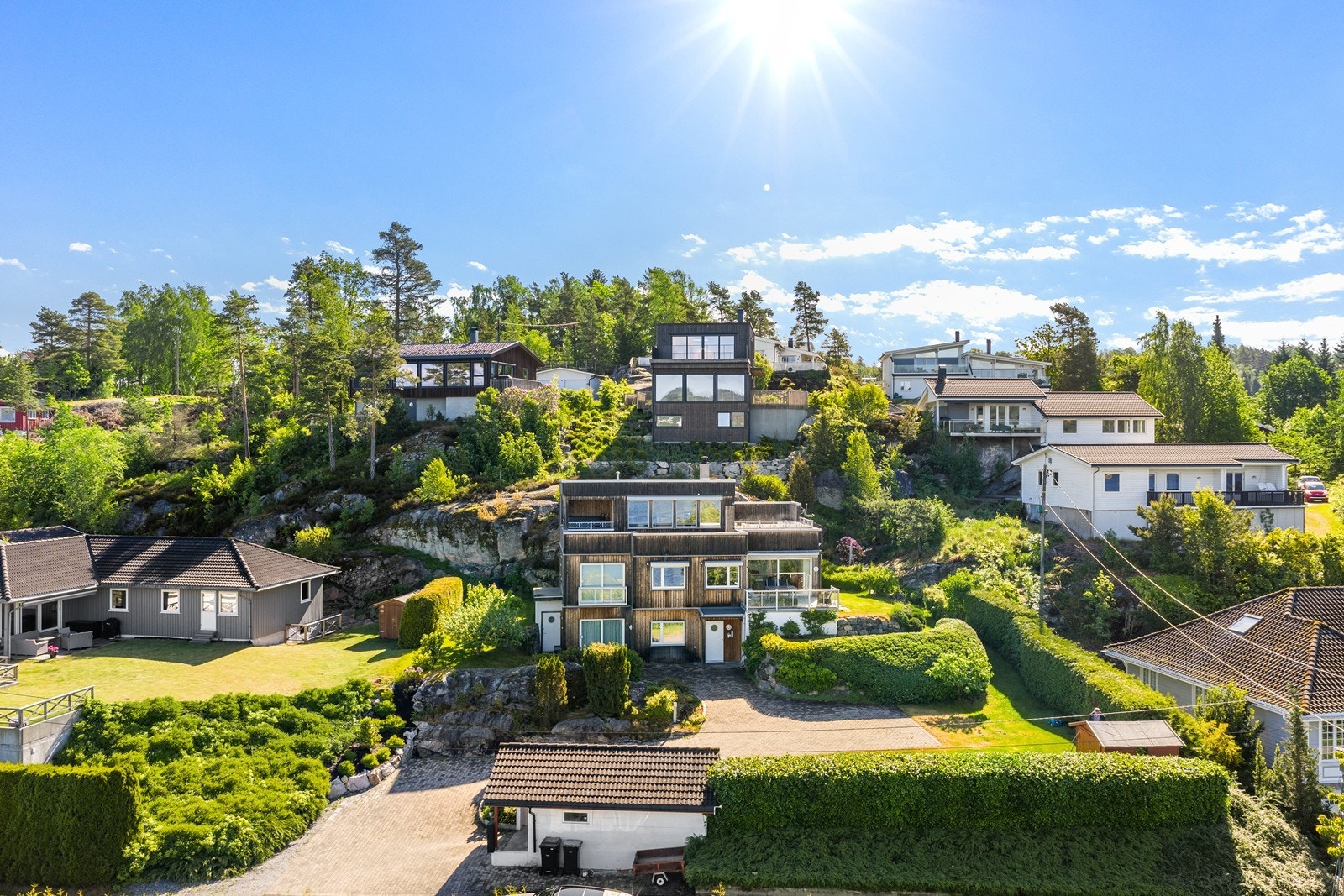 Enebolig fra 2011 med eldre garasje på en nydelig eiendom på Elle i Drøbak Galleribilde