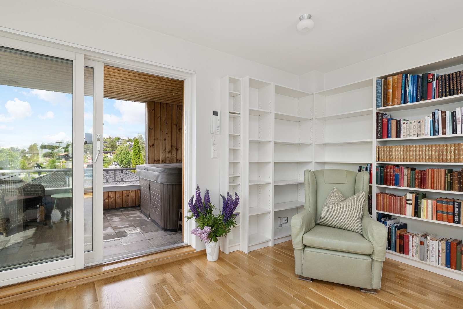 Fra stuens nordside er det skyvedør ut til overbygget terrasse med kveldssol Galleribilde