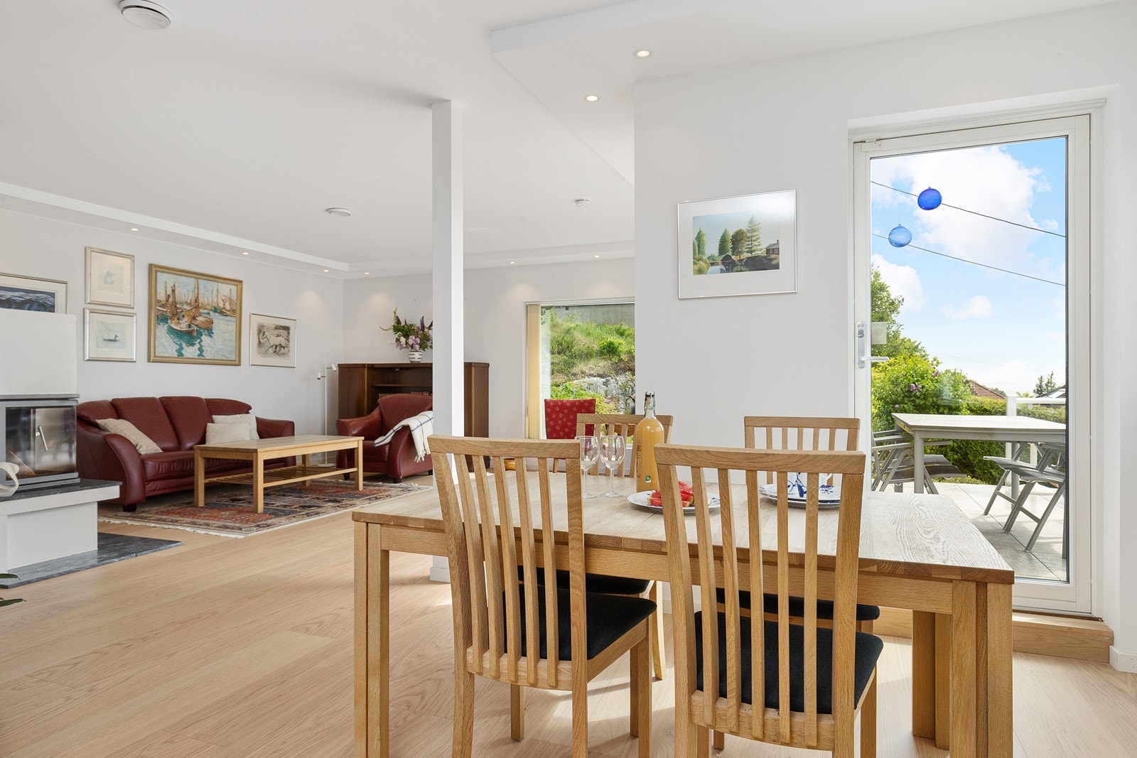 Romslig stue/spisekjøkken i 1.etasje med utgang til terrasse fra både spisekjøkken og stue. En stavs parkett fra 2023 i stue og kjøkken. Slette vegg- og takflater med spotter Galleribilde