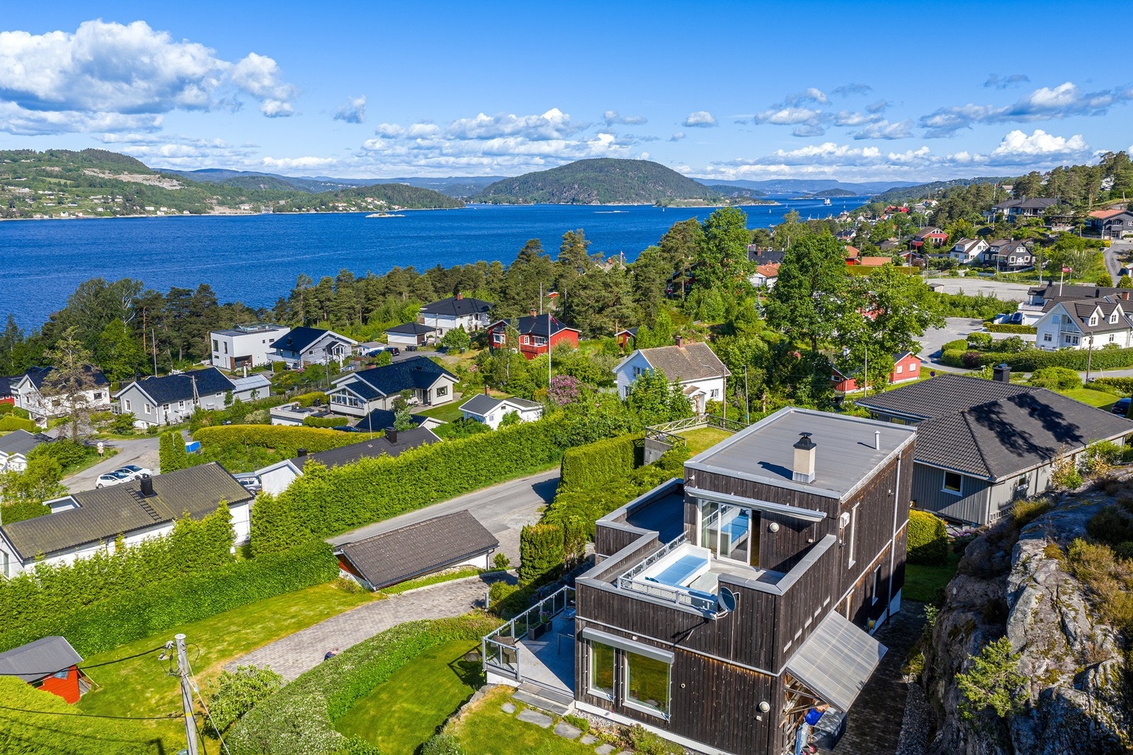 Stilren funkisbolig på Elle i Drøbak med panoramautsikt, hybel og solrike terrasser, kun få minutters gange til badestrender Galleribilde