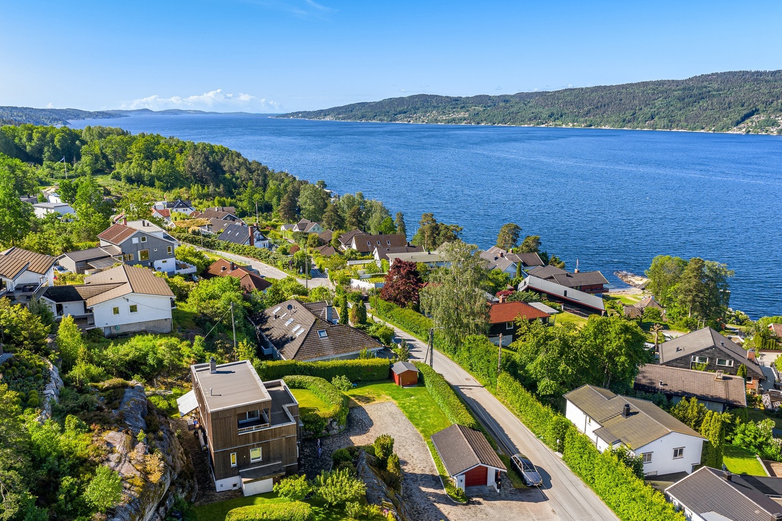 Sjøen, kyststi og marka rett ved Galleribilde