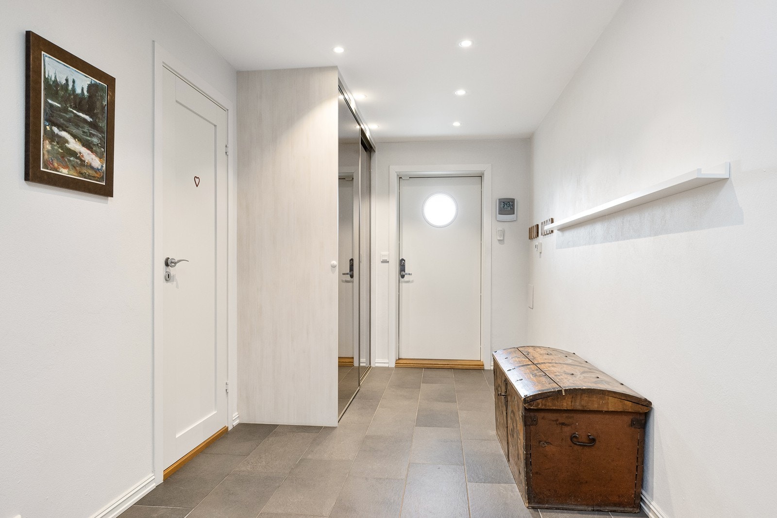 Velkommen inn! Inngangsparti med speilskyvedørsgarderobe Galleribilde