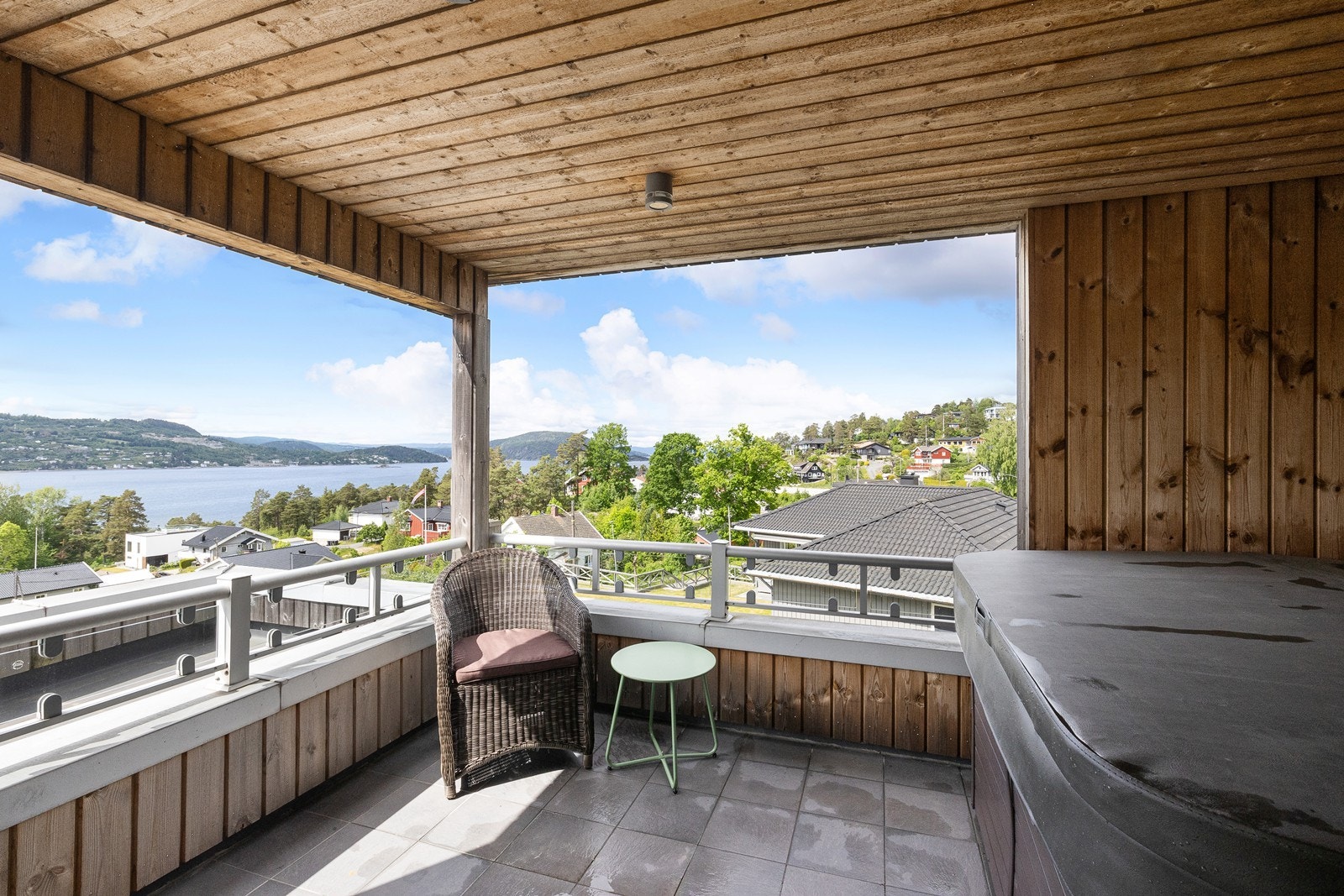 Flislagt terrasse med jaccuzzi Galleribilde