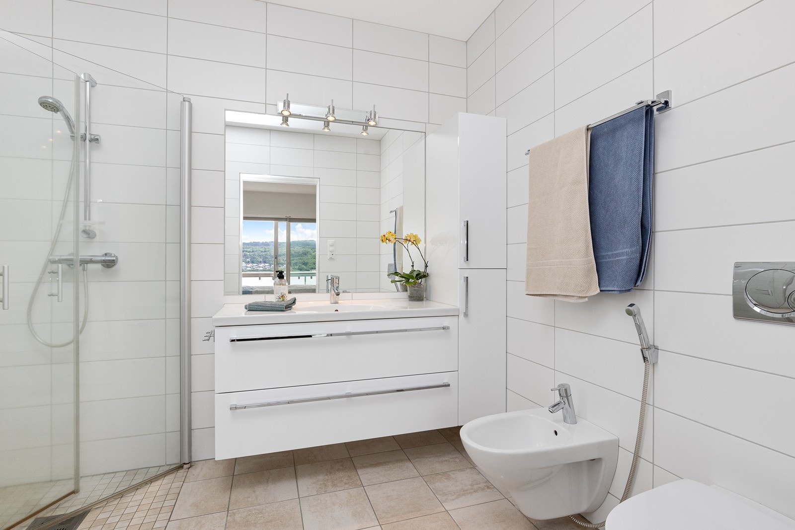 Lyst, delikat og flislagt bad med gulvvarme Galleribilde