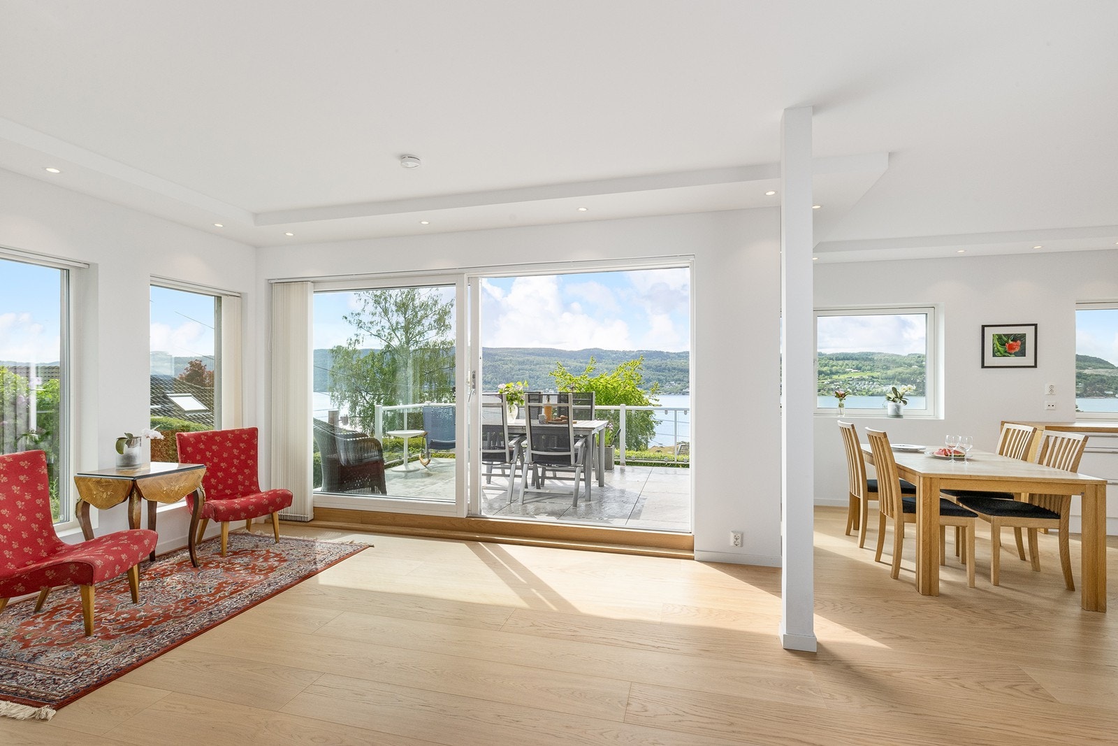 Åpen stue/kjøkkenløsning og store vindusflater gir flott romfølelse og ivaretar den fantastiske fjordutsikten Galleribilde