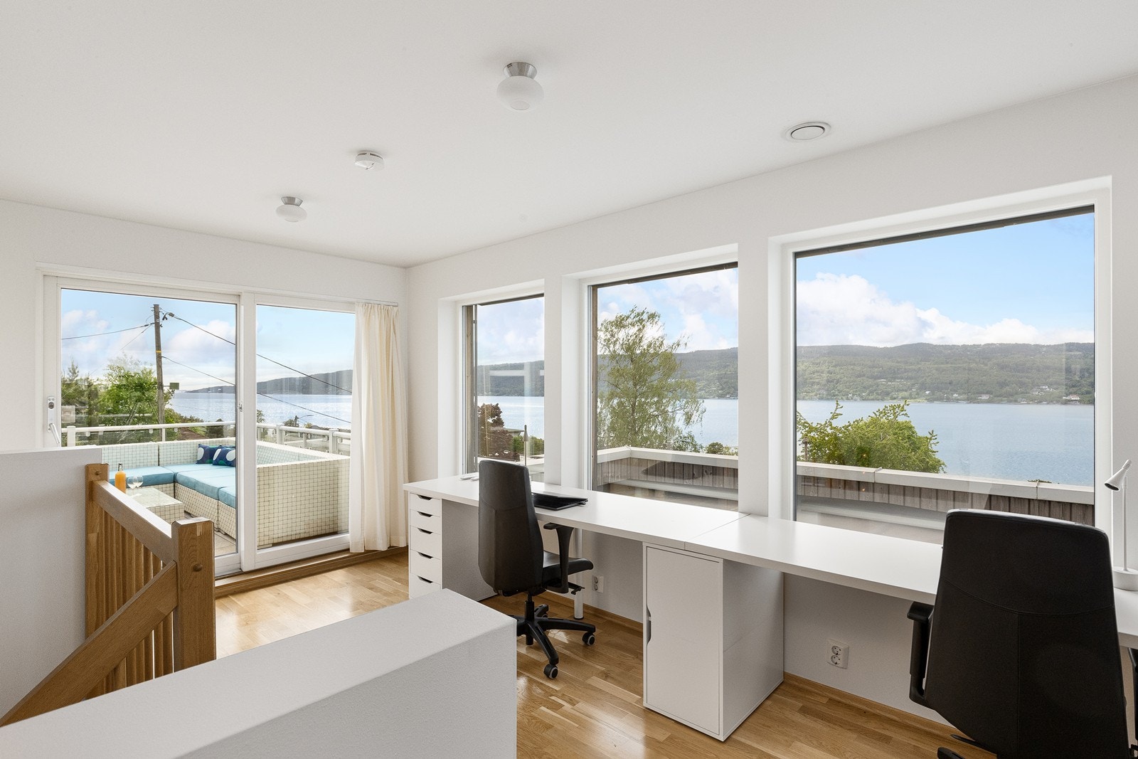 Lys og fin stue med utgang til terrasse mot sydvest og nordvest Galleribilde