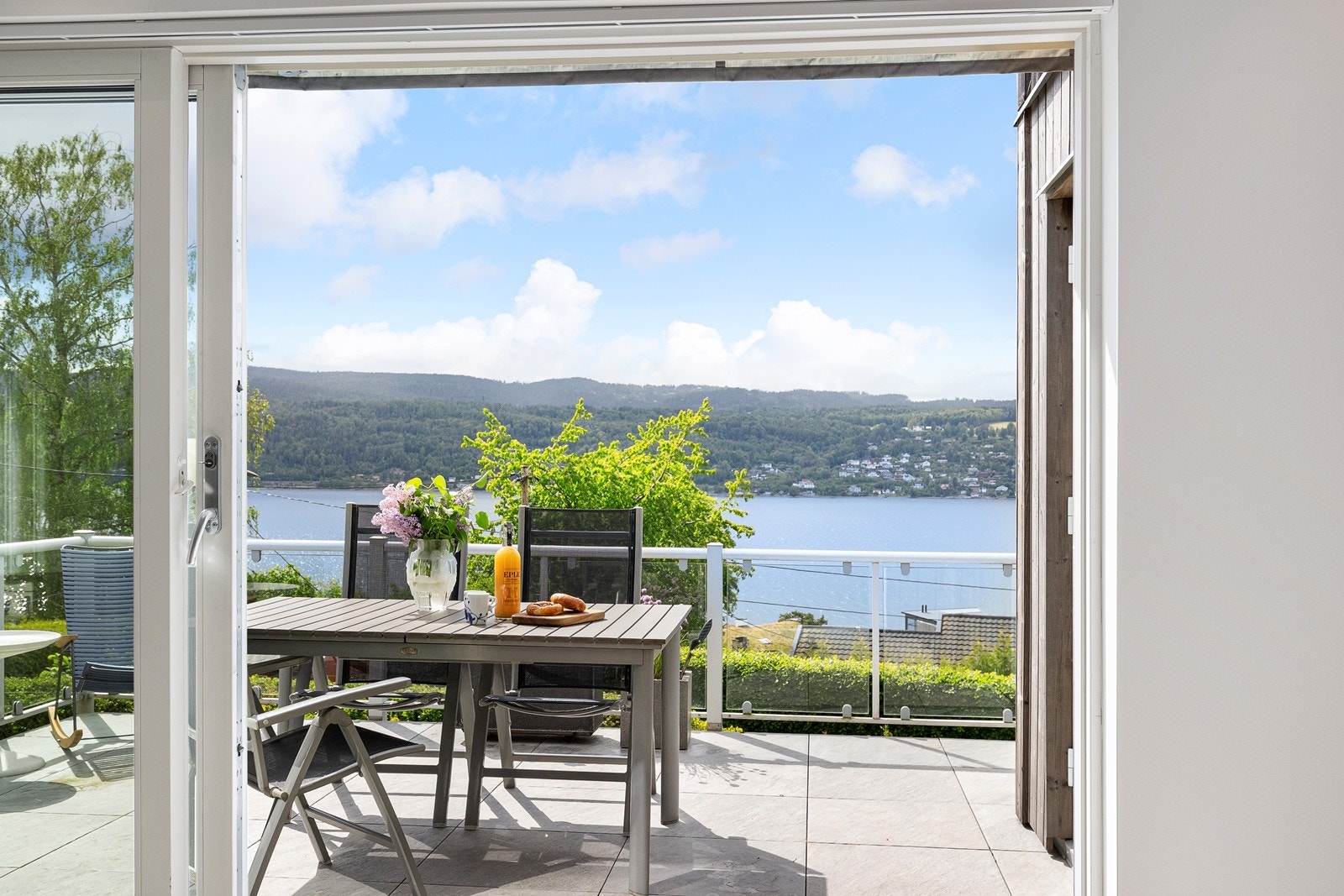 Skyvedører fra stuen til terrasse, som vender mot Langs Drøbaks vest- og solside Galleribilde