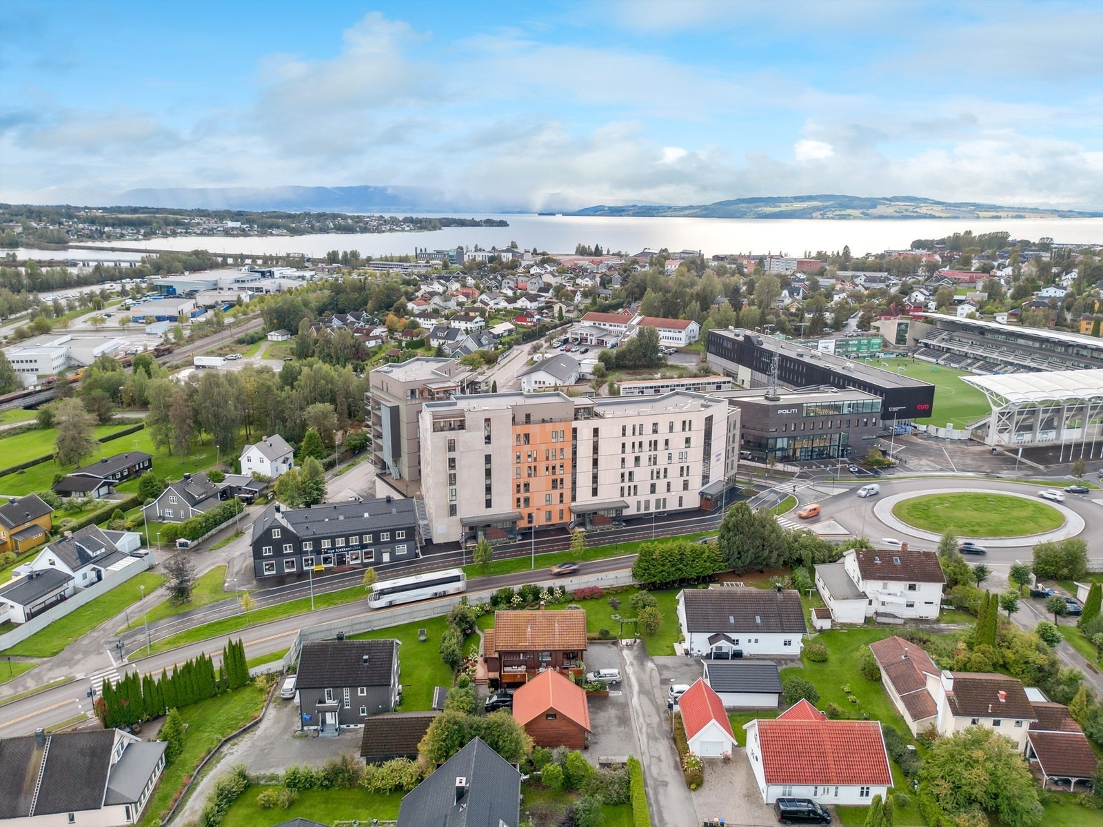 Sentralt til sentrum i grønne forstadsomgivelser. Galleribilde