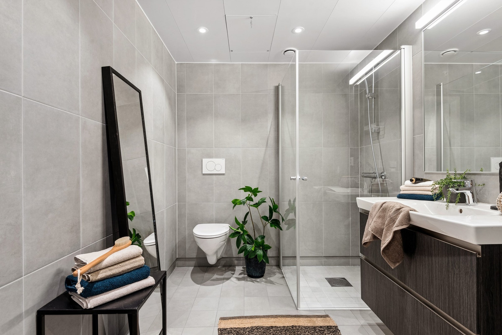 Delikat, flislagt bad med vannbåren gulvvarme Galleribilde