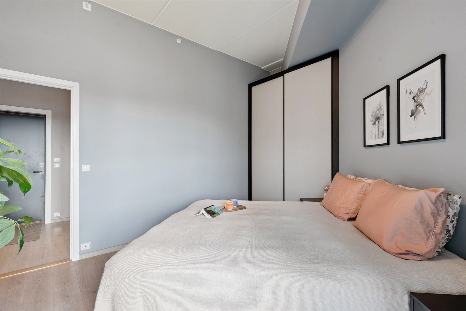 Romslig hovedsoverom med god plass til dobbeltseng og garderobeløsning. Galleribilde