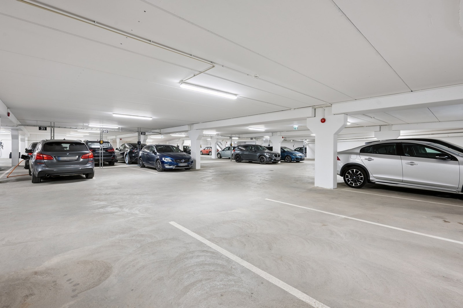 Leiligheten disponerer én fast parkeringsplass i felles garasjeanlegg Galleribilde