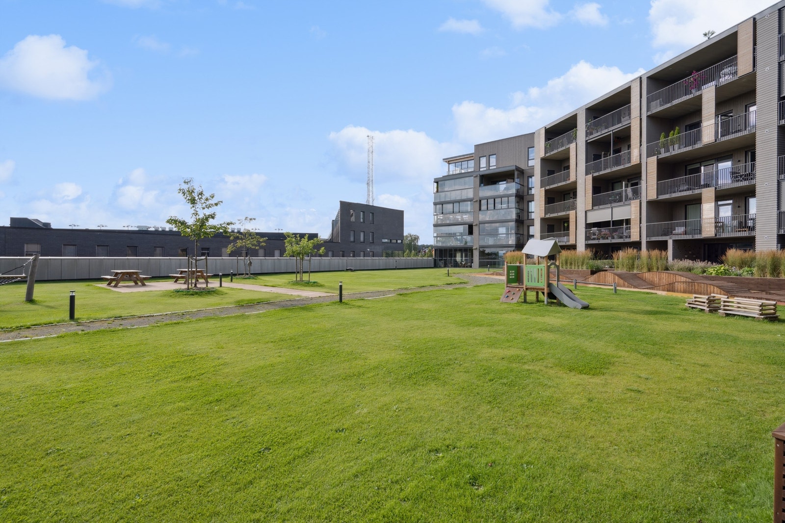 Fellesområdene er velstelte, og innbyr til hyggelige sammenkomster med naboer. Galleribilde