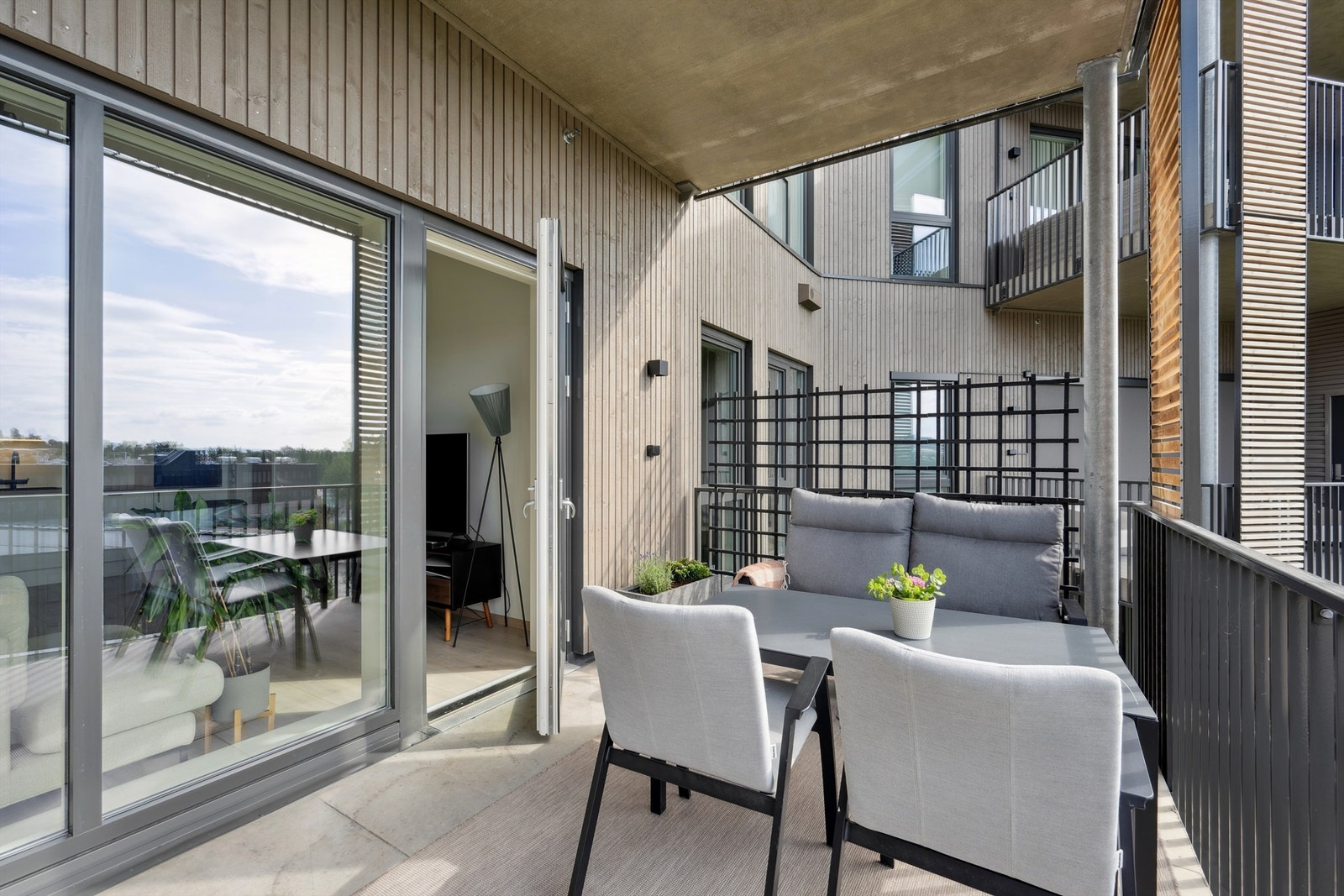 Her bor du med kort gange til servicetilbud som Rema 1000 og kjøpesenteret CC Mart'n. Galleribilde