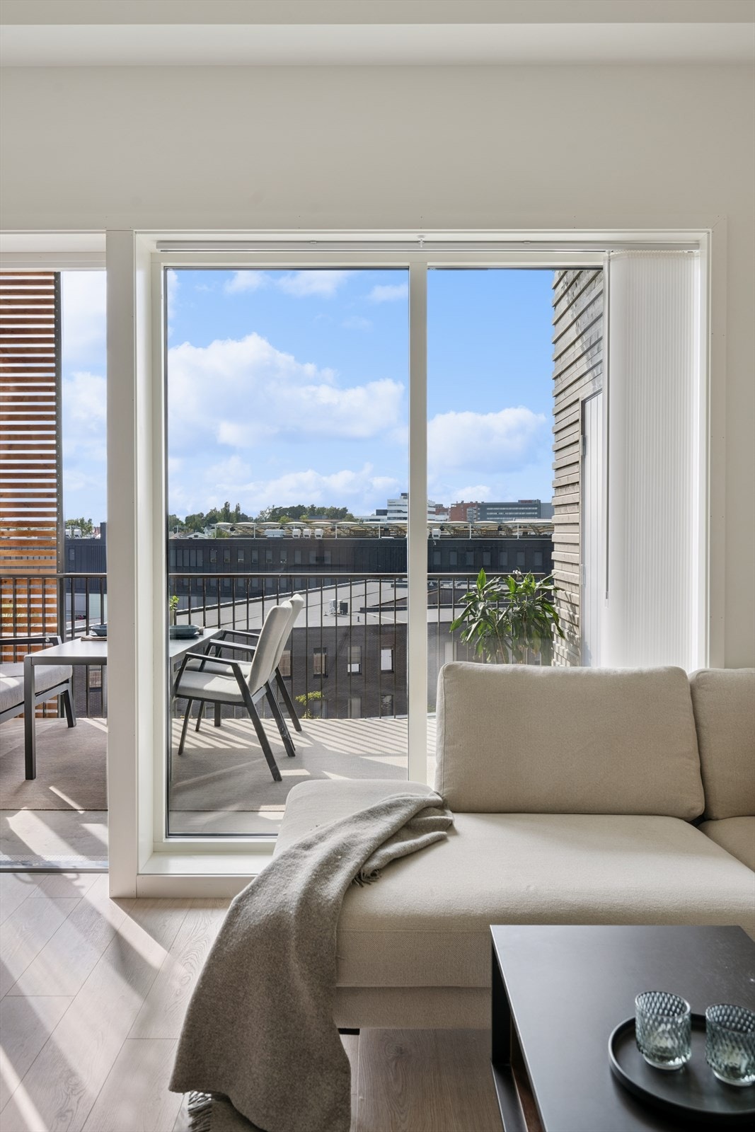 Fra stuen er det direkte utgang til den vestvendte balkongen Galleribilde